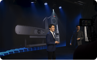 Video-Vorschaubild von zwei Personen auf einer Bühne, die eine Präsentation halten