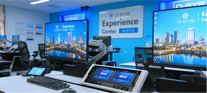 Ansicht eines Pults im Austin Experience Center mit Q-SYS Peripheriegeräten