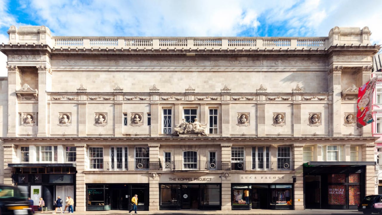 Straßenansicht des Hauptsitzes der British Academy of Film and Television Arts, einem sehr alten englischen Gebäude