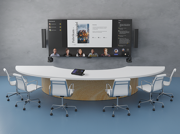 Ein Tisch mit einem Touchscreen auf der Tischplatte und 6 Stühlen, die einem an der Wand befestigten Bildschirm für eine Telefonkonferenz mit Kameras und Lautsprechern gegenüberstehen.