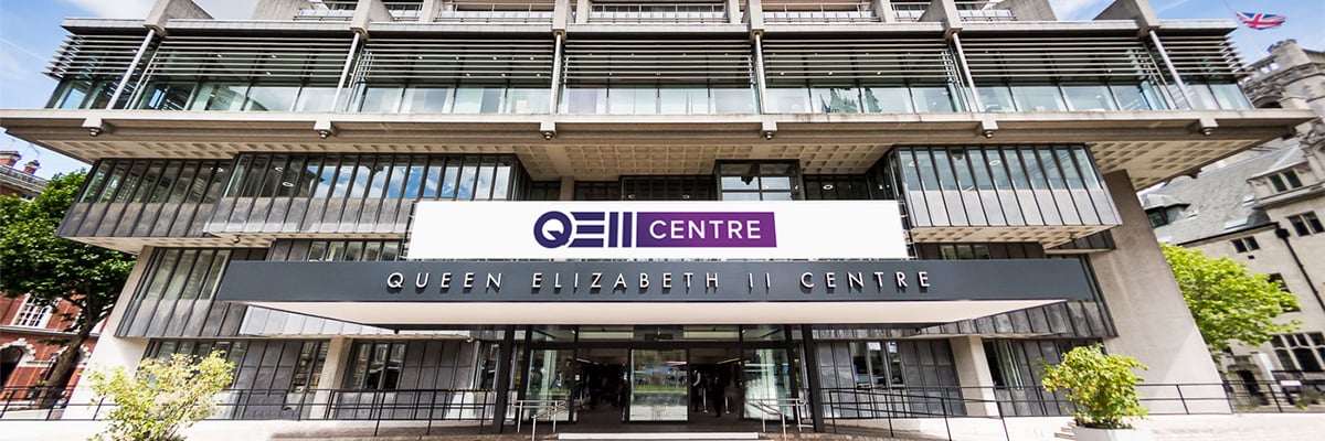 Blick auf den Eingang des Gebäudes der Queen Elizabeth II Centre