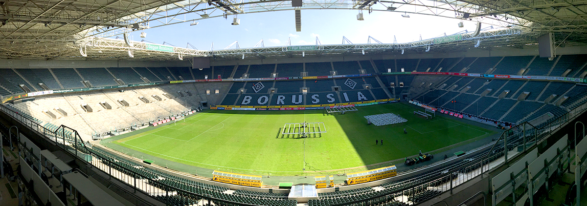 Das Spielfeld im Borussia Park Stadion von der Tribüne aus betrachtet