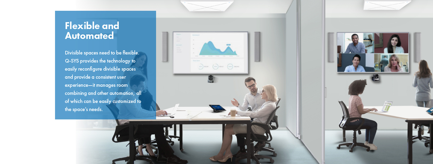 Zwei Teams mit Q-SYS Peripheriegeräten und diskutierenden Mitarbeitern, getrennt durch eine teilbare Wand