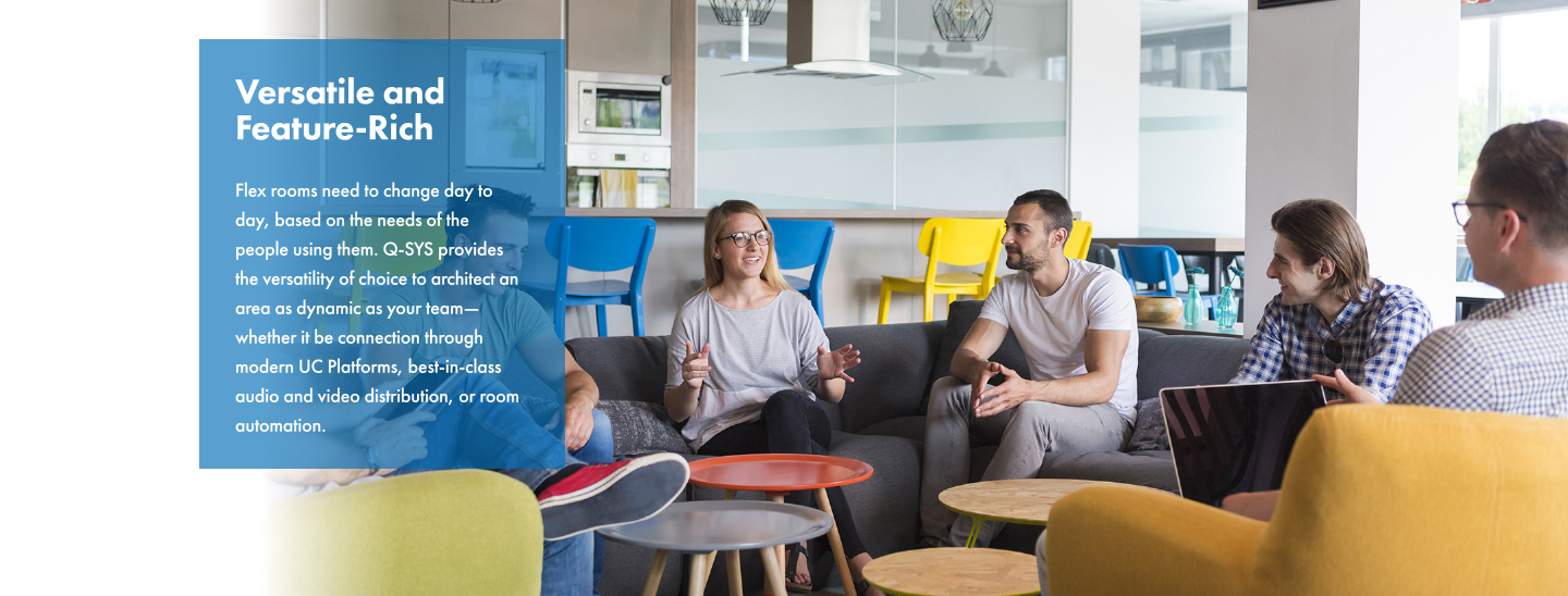 Eine Gruppe von Personen spricht in einem Multifunktionsraum