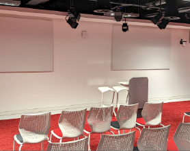 Video-Vorschaubild eines Tech-Talk-Raums mit leeren Sitzplätzen