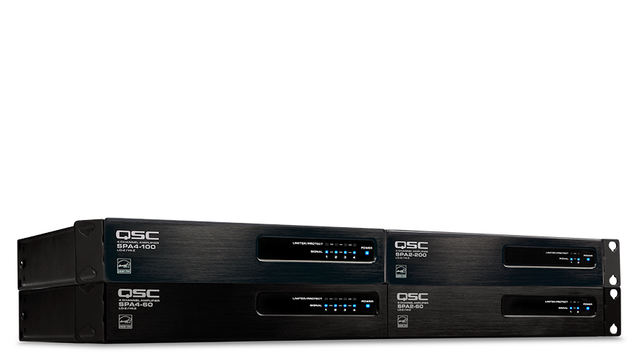 Vorderansicht von 4 vernetzten Endstufen der Q-SYS SPA-Serie