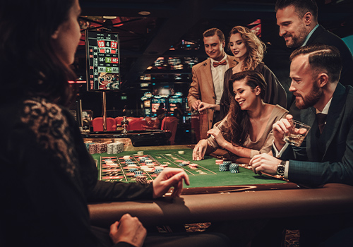 Bild von Personen an einem Casino-Tisch