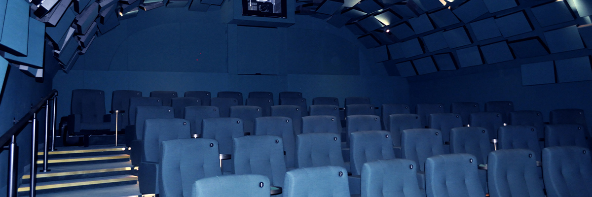 Blick in ein kleines Kino bei ausgeschaltetem Licht in den Archlight Cinemas in London