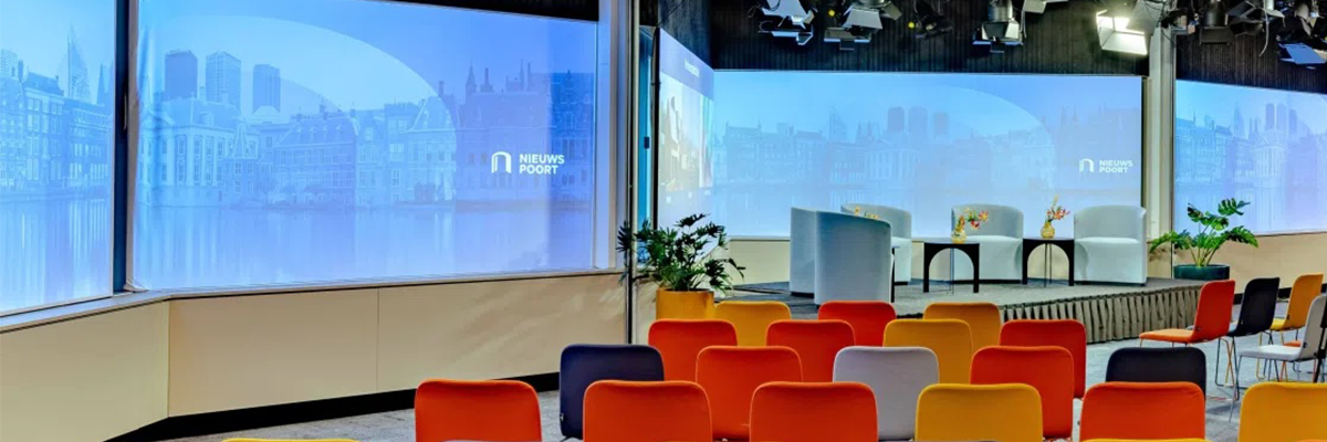 Blick auf eine Bühne mit Sitzplätzen im Internationalen Pressezentrum Nieuwspoort