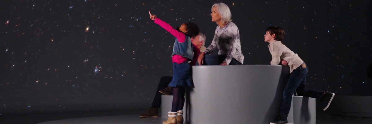 Eine Familie im Planetarium des Illuminariums