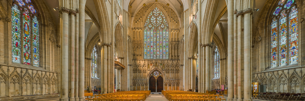 Blick ins Innere des architektonisch beeindruckenden York Minister mit Kirchenfenstern an den Wänden