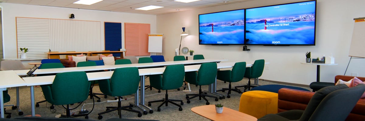 Ein mit Q-SYS ausgestatteter Konferenzraum in den Büros von Zillow
