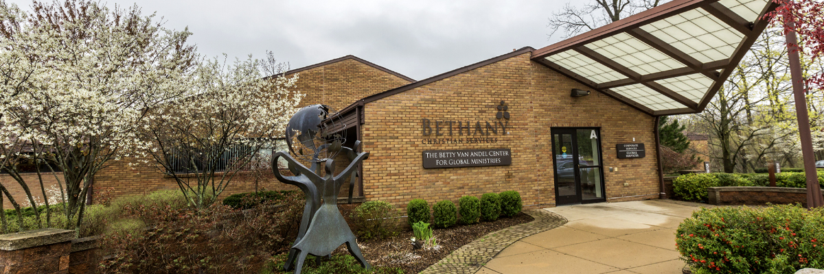 Blick auf den Eingang des Gebäudes Bethany Christian Services