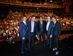 Brenton Thwaites, Javier Bardem, John Depp, Geoffrey Rush und Orlando Bloom im Grand Theater von Disney Shanghai